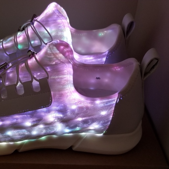 LED sneakers glow in 7 different colours. UNUSED - Picture 4 of 7